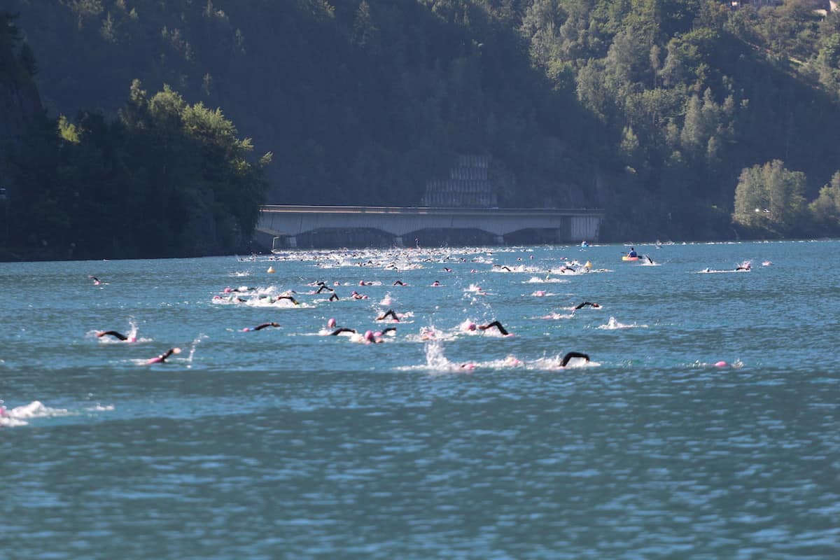 Triathlètes nageant dans un lac pendant le triathlon de l'Alpe D'Huez