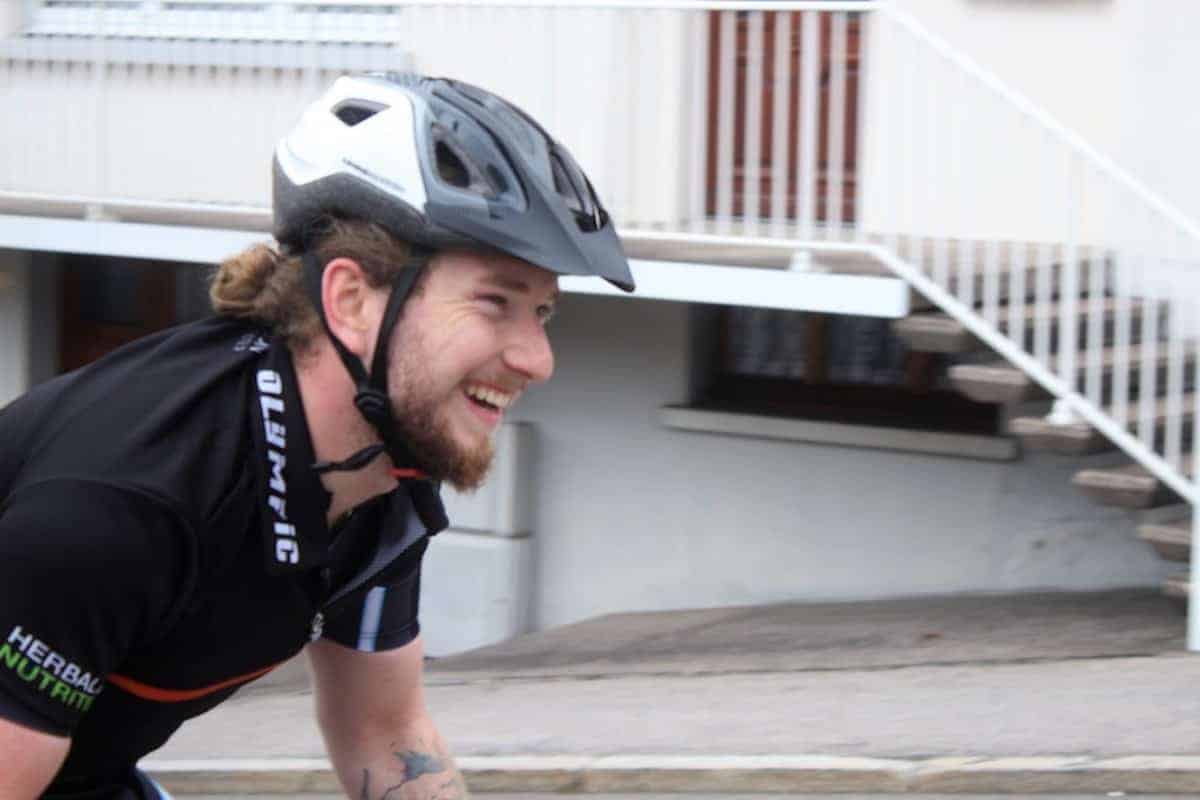 Nathan souriant lors de la partie vélo du triathlon de Gerardmer