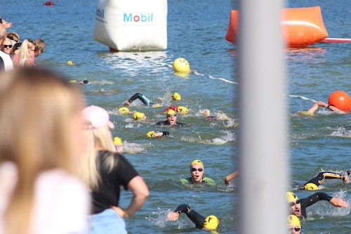 triathlètes nageant lors d'un triathlon, les spectateurs sont très proche